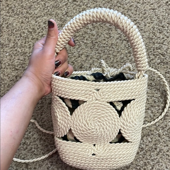 Elegant Beige Woven Handbag - Picture 4 of 4